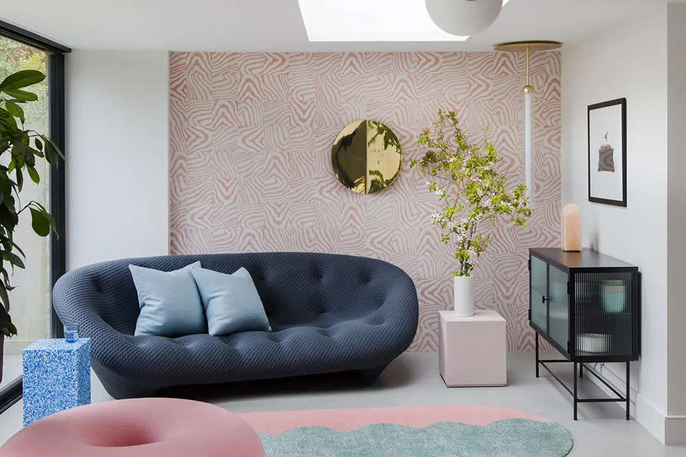 Intérieur tendance avec plafond rose à Londres - Gallery image 6