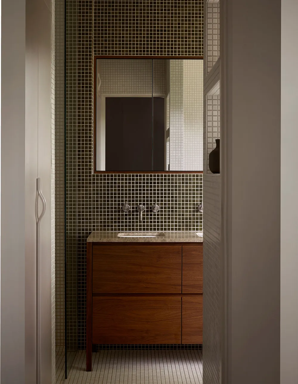 Stylowy i cenny интерьер małego domu projektanta w Australii - Gallery image 10