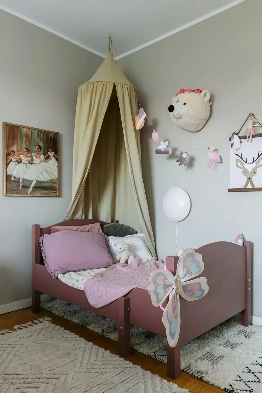 Bleu foncé dans le design d'un appartement scandinave - Gallery image 11