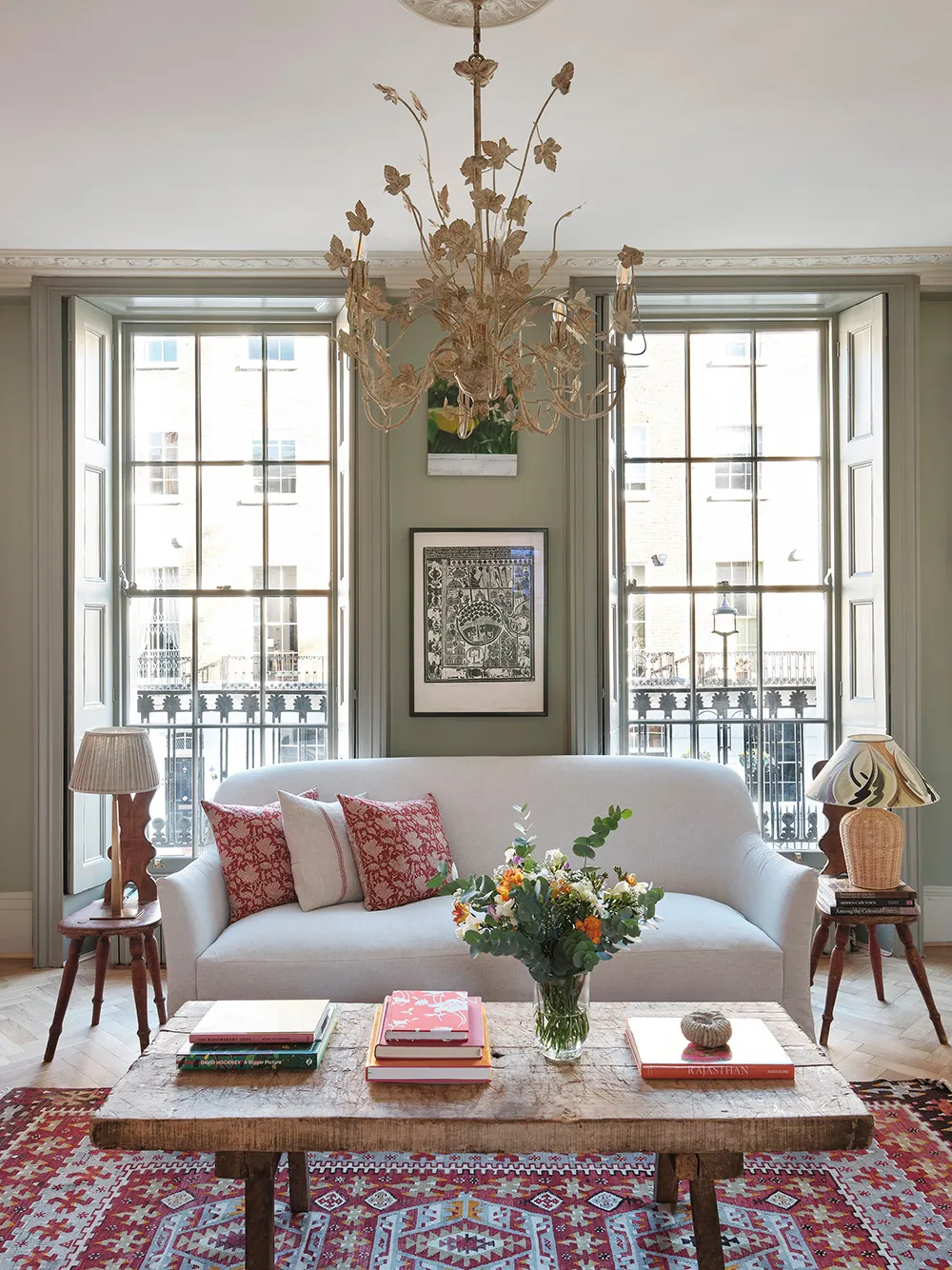 Оливковые стены и обилие декора: дом в Лондоне - Gallery image 1