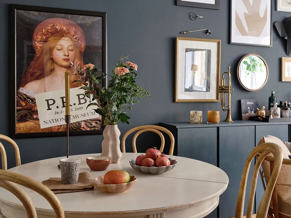 Petite appartement suédois avec mur bleu caractéristique et abondance de décoration (45 m²) - Gallery image 5