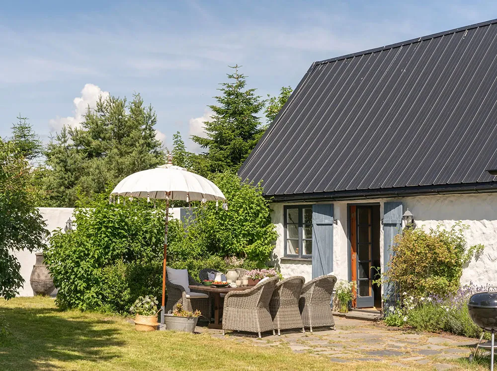 Sommerhaus mit Balken und ländlichem Interieur in Südschweden - Gallery image 5