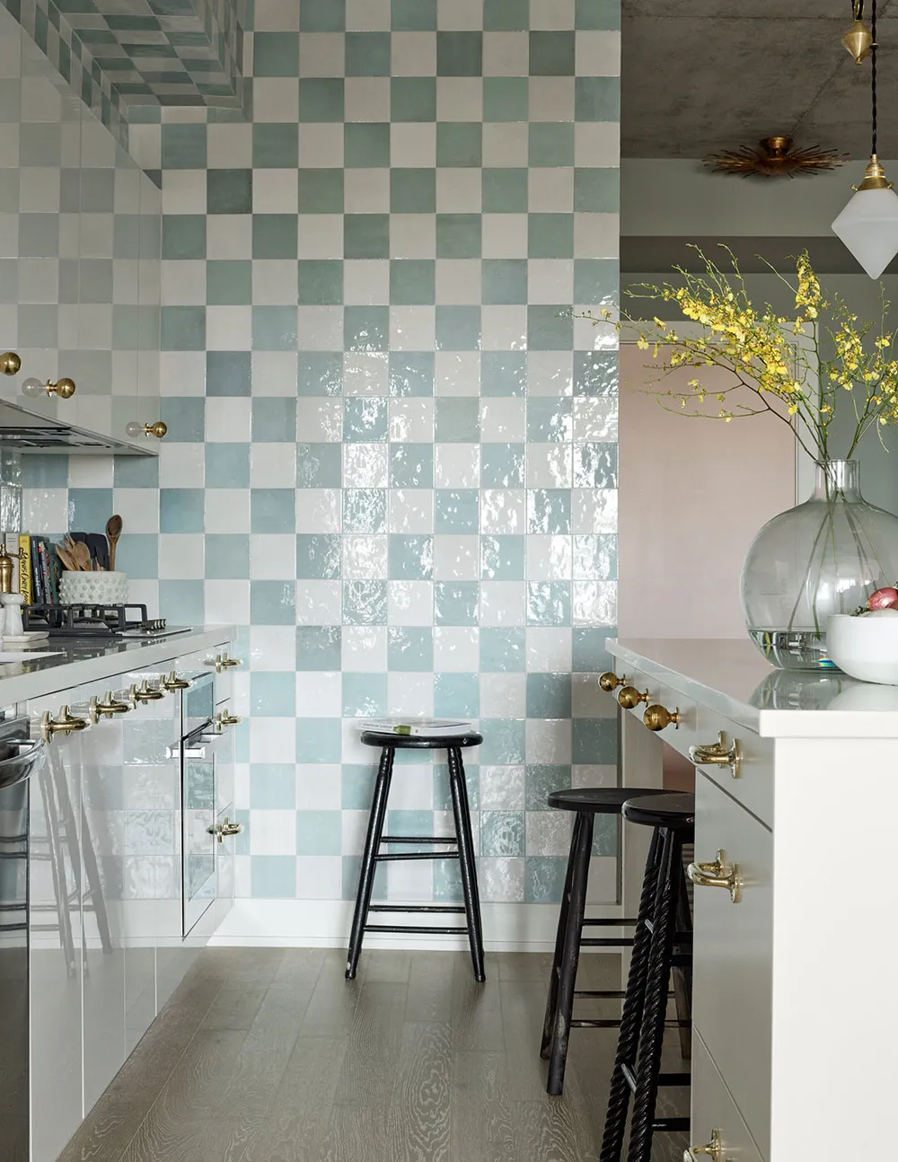 Клетчатая кухня и женственные нотки: индустриальный интерьер актрисы в Торонто - Gallery image 6