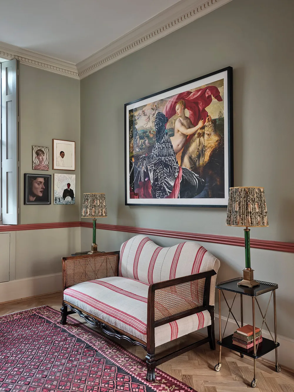 Оливковые стены и обилие декора: дом в Лондоне - Gallery image 3