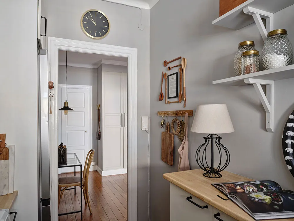 Petite appartement suédois avec mur bleu caractéristique et abondance de décoration (45 m²) - Gallery image 16