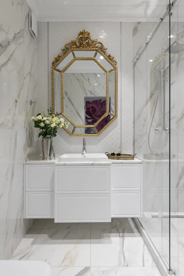 Przyjazny klasyczny design z czerwonymi akcentami w Kijowie - Gallery image 13