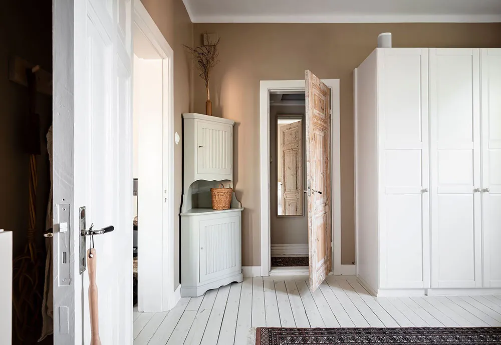 Luminosa y elegante apartamento de mansardas con ventanales de lujo en Suecia - Gallery image 26