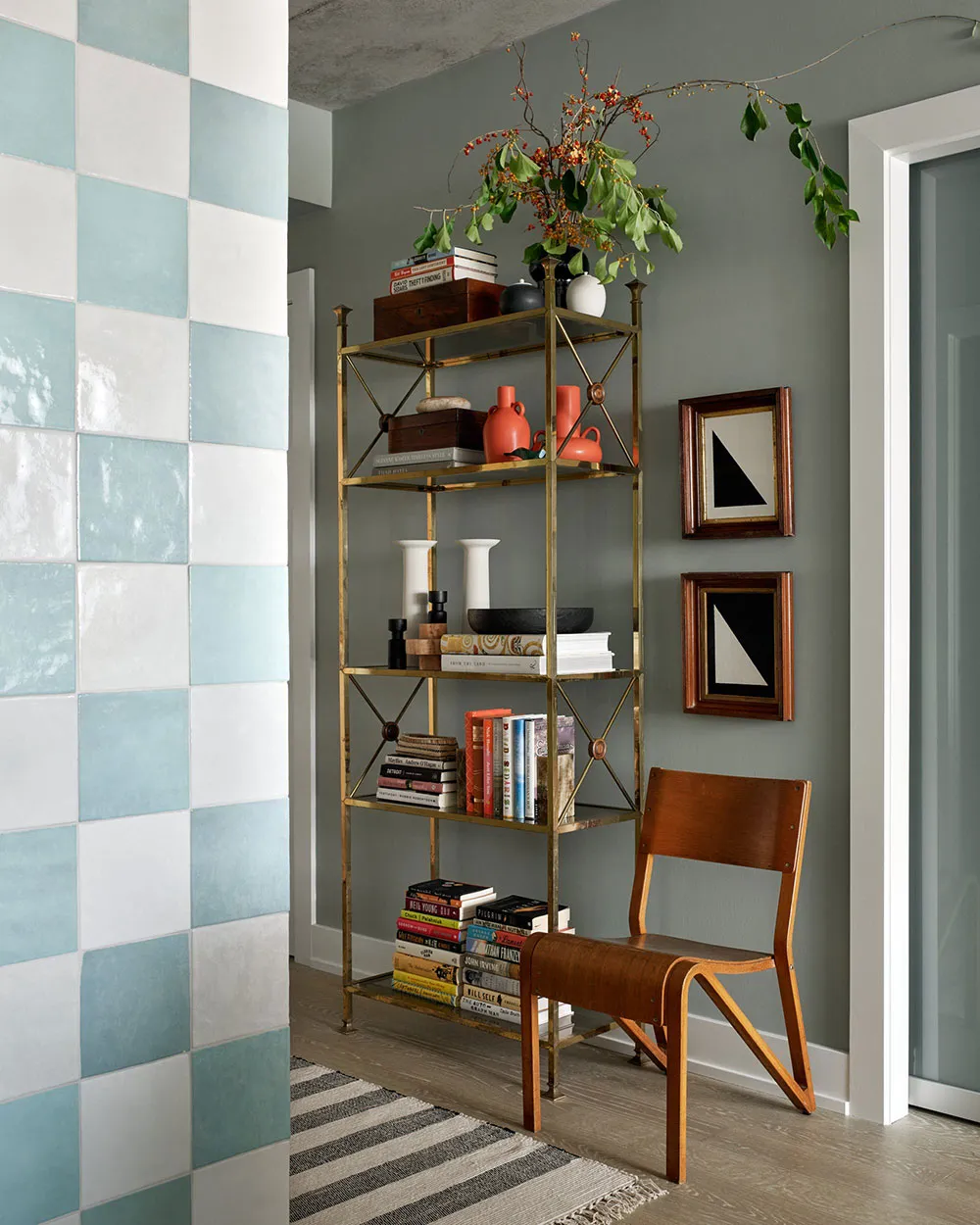 Клетчатая кухня и женственные нотки: индустриальный интерьер актрисы в Торонто - Gallery image 12