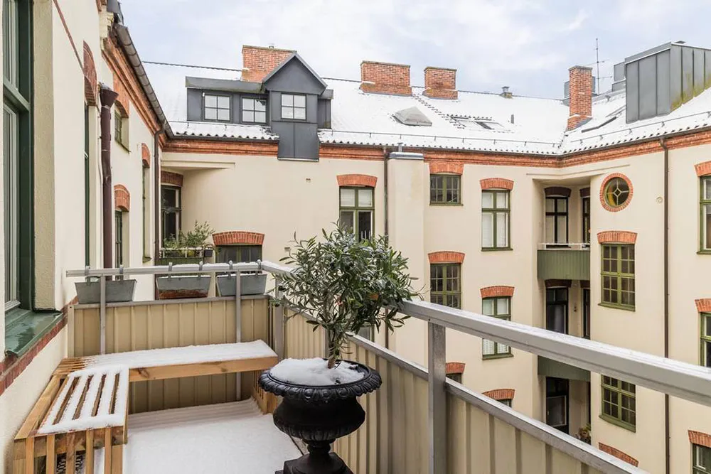 Żółty sofia i inne jaskrawe akcenty w wnętrzach mieszkania w Malmö - Gallery image 14