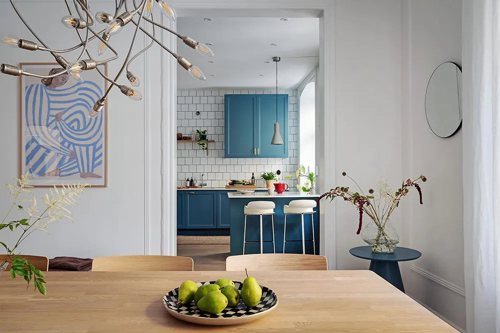 Appartement à l'ambiance pâle et pastel en Suède avec une cuisine bleue - Gallery image 7