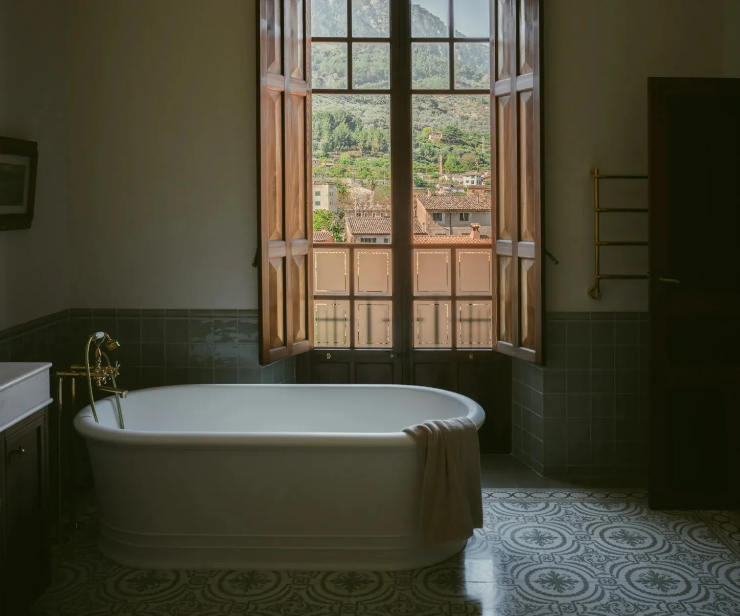 Eleganckie i atmosferyczne wnętrza domu typu townhouse XIX wieku na Majorce - Gallery image 5