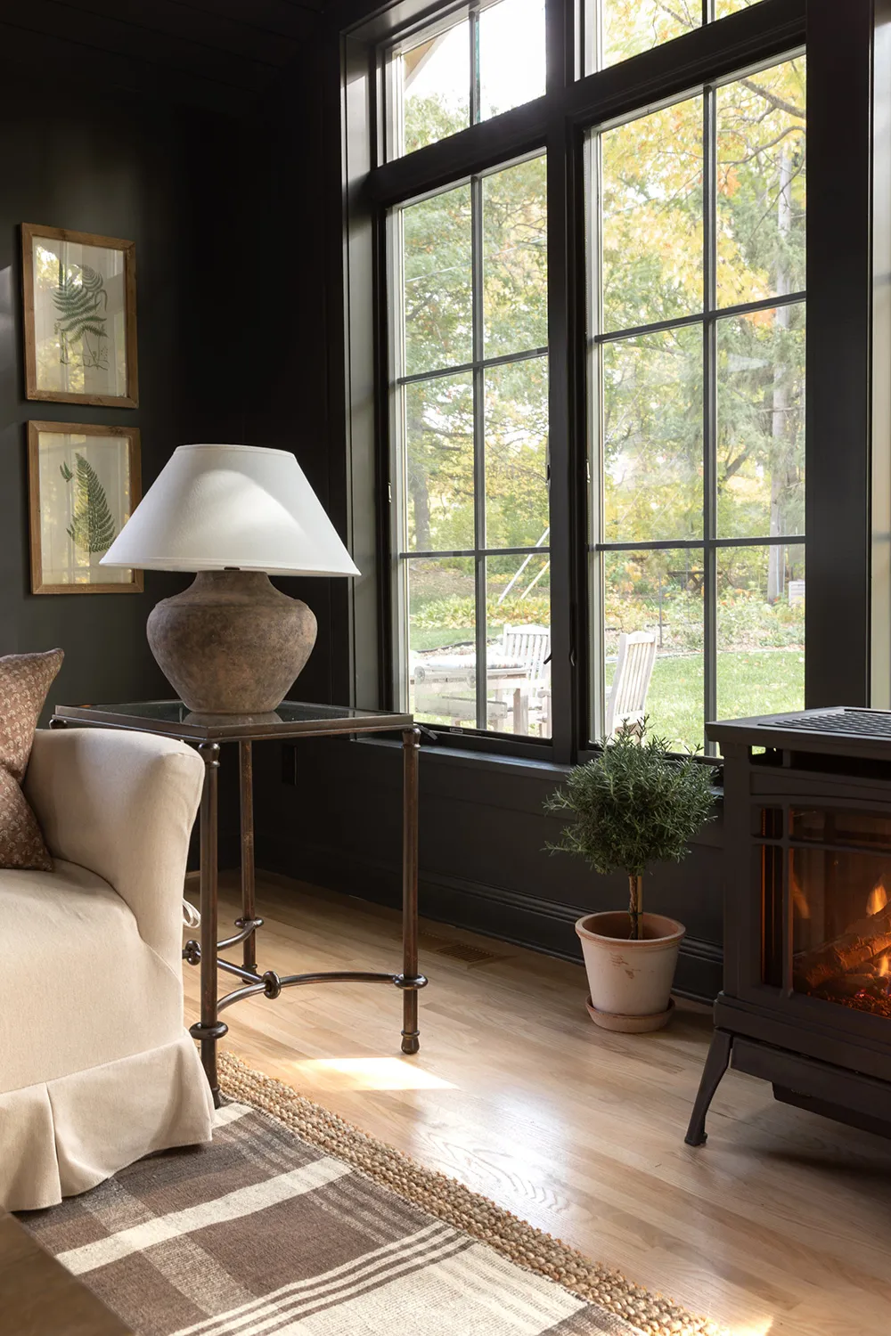 Песочная кухня и драматичная гостиная: уютная дача в Миннеаполисе - Gallery image 9