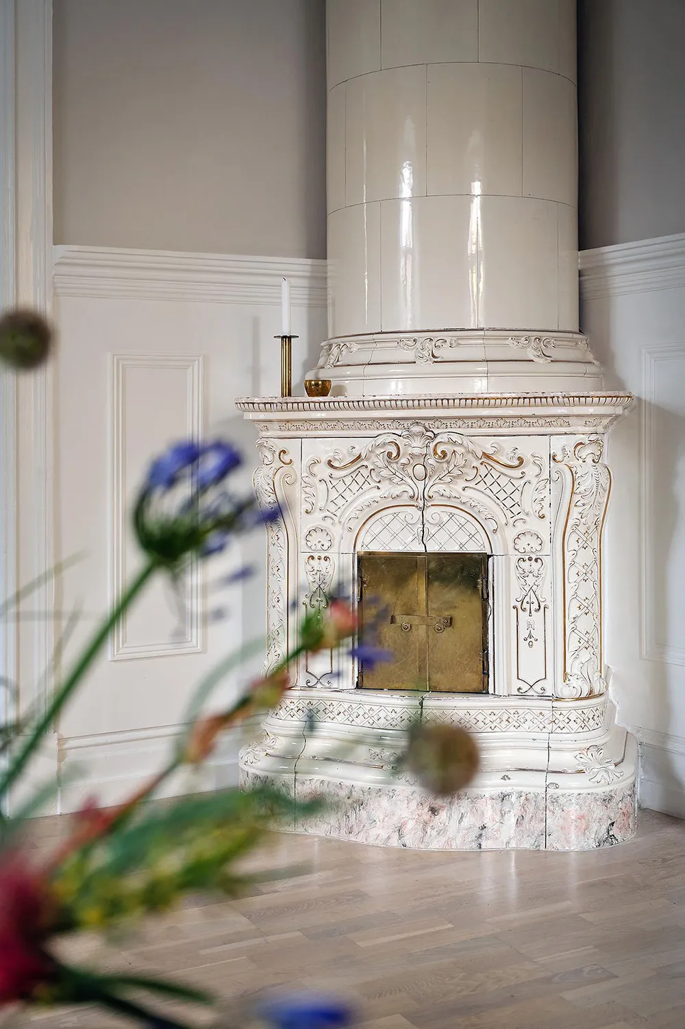 Appartement à l'ambiance pâle et pastel en Suède avec une cuisine bleue - Gallery image 21