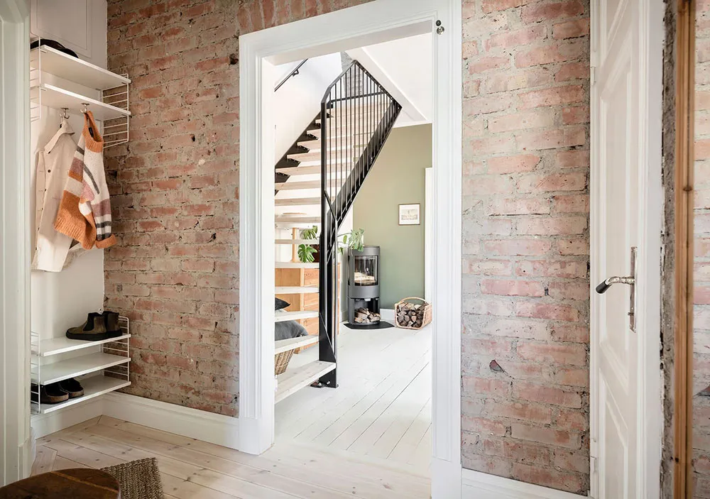 Luminosa y elegante apartamento de mansardas con ventanales de lujo en Suecia - Gallery image 28