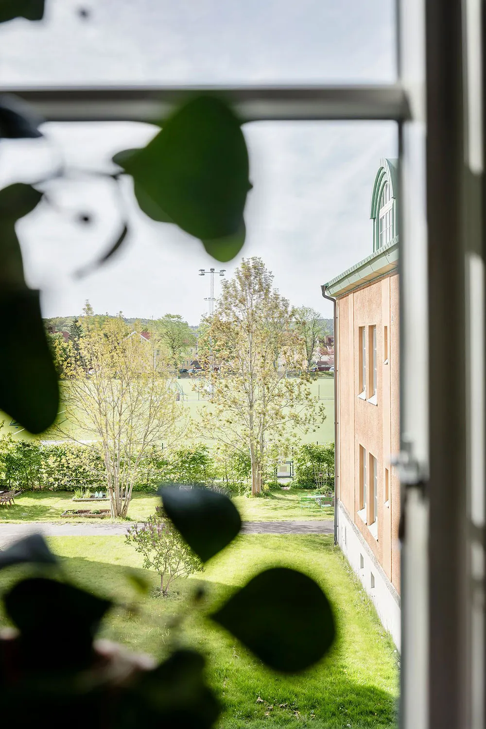 Luminosa y elegante apartamento de mansardas con ventanales de lujo en Suecia - Gallery image 23