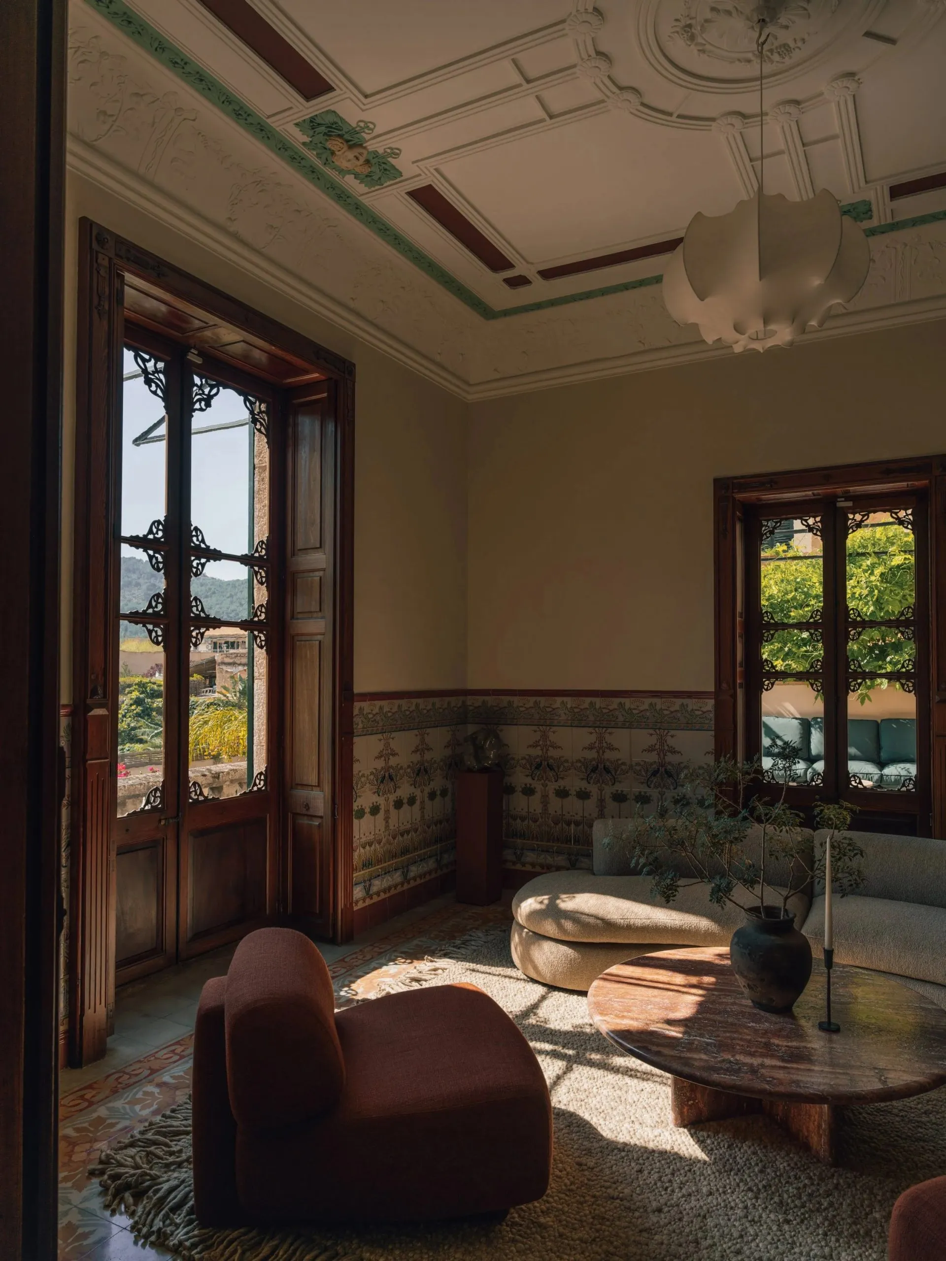 Eleganckie i atmosferyczne wnętrza domu typu townhouse XIX wieku na Majorce - Gallery image 12