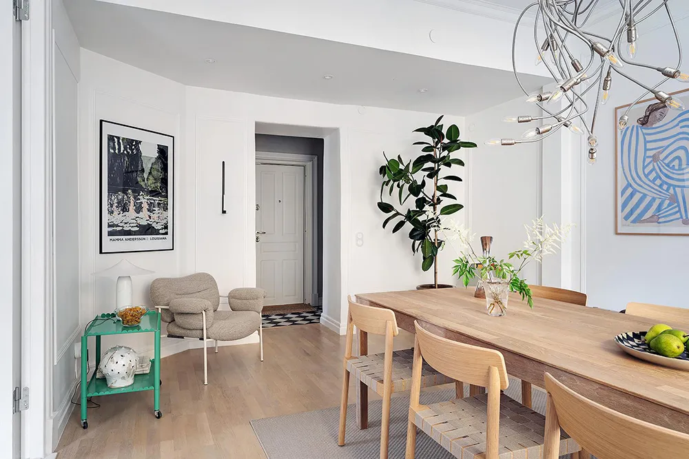 Appartement à l'ambiance pâle et pastel en Suède avec une cuisine bleue - Gallery image 17