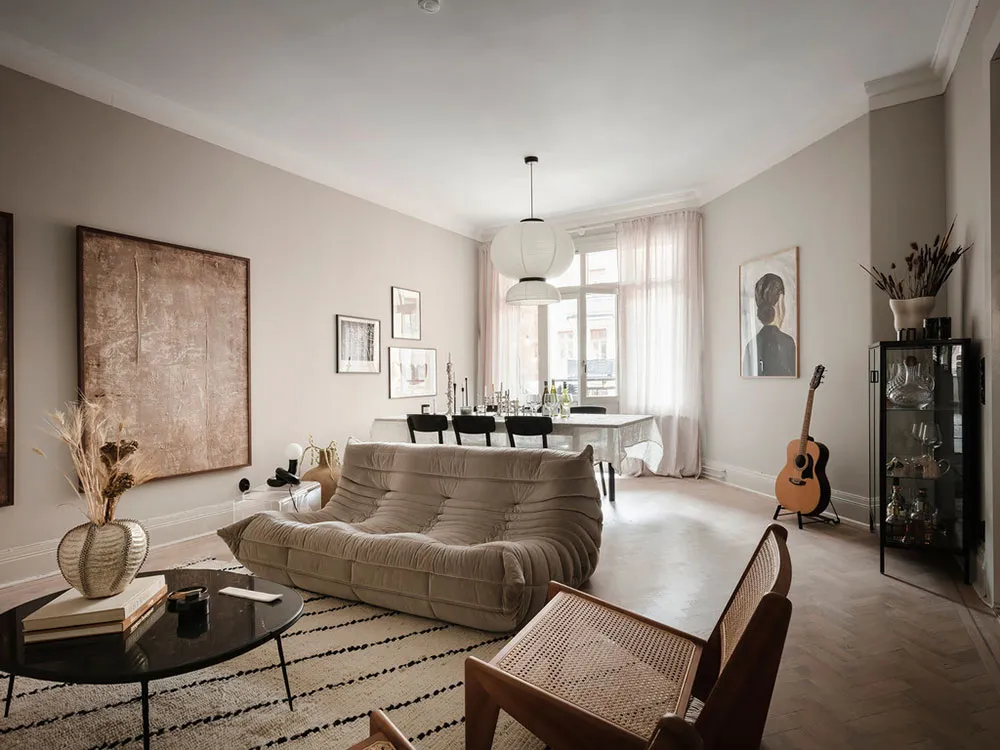 Schwedische Wohnung mit beigefarbenen Wohnzimmer und grauem Schlafzimmer (83 qm) - Gallery image 6