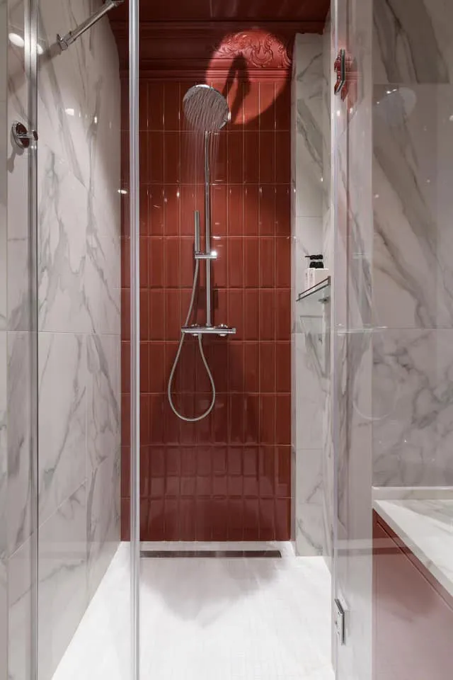 Przyjazny klasyczny design z czerwonymi akcentami w Kijowie - Gallery image 11