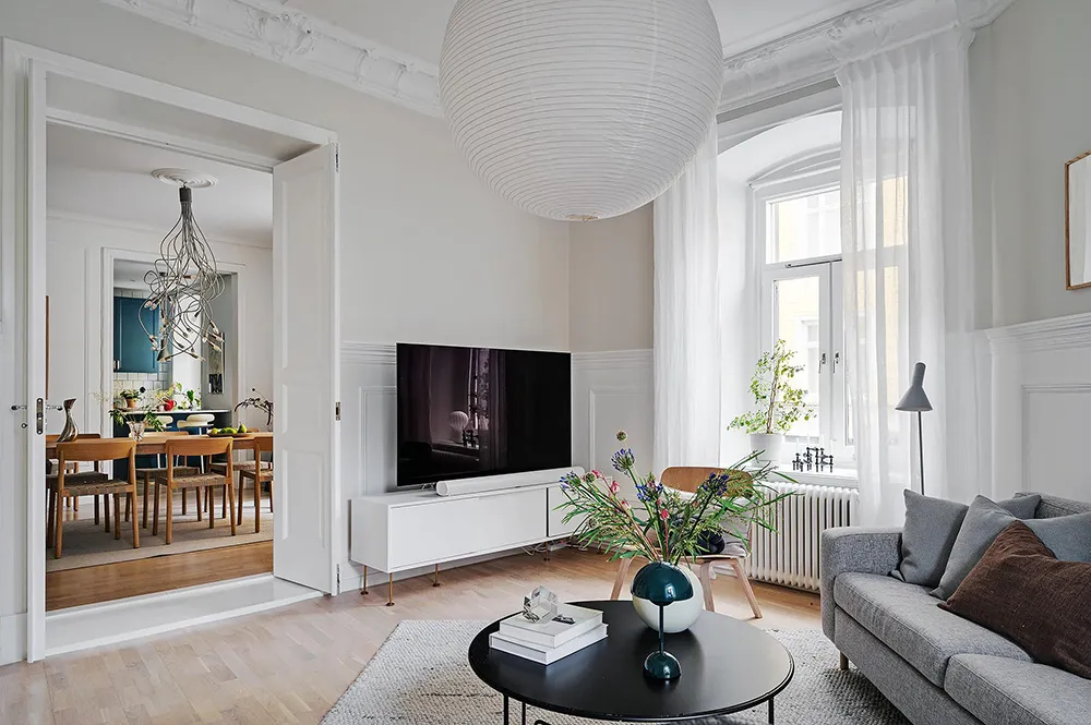 Appartement à l'ambiance pâle et pastel en Suède avec une cuisine bleue - Gallery image 19