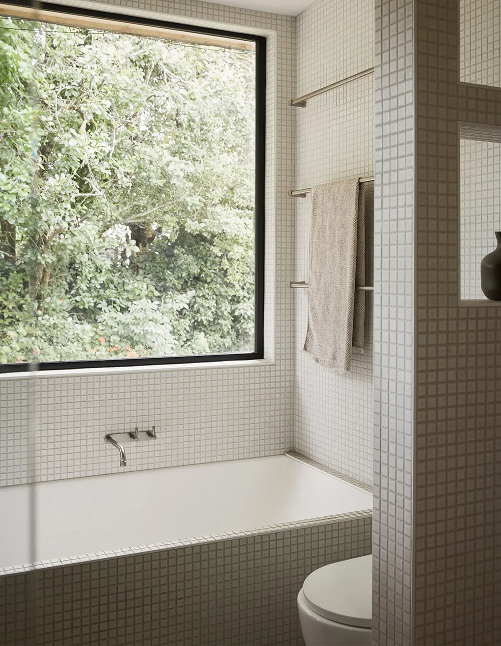 Stylowy i cenny интерьер małego domu projektanta w Australii - Gallery image 7