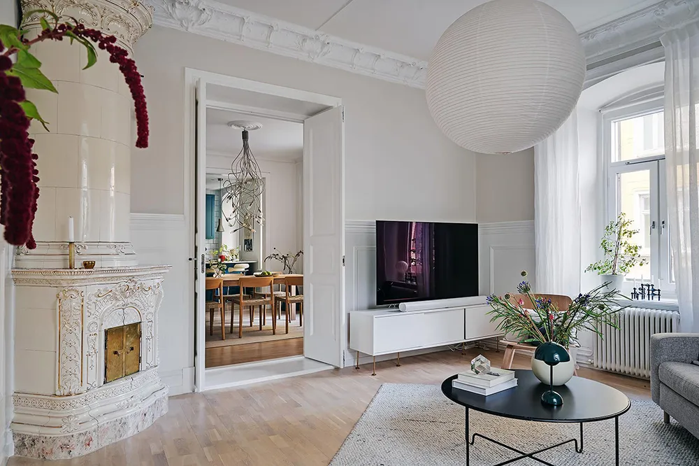 Appartement à l'ambiance pâle et pastel en Suède avec une cuisine bleue - Gallery image 4