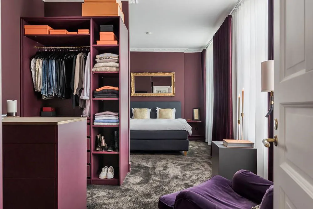 Żółty sofia i inne jaskrawe akcenty w wnętrzach mieszkania w Malmö - Gallery image 16