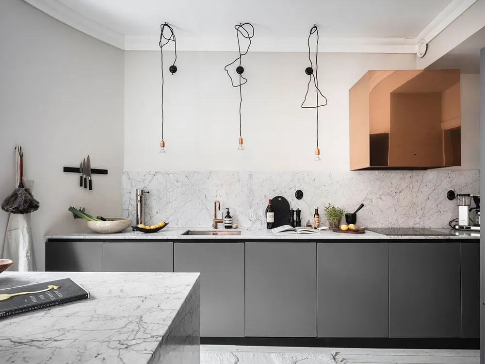 Schwedische Wohnung mit beigefarbenen Wohnzimmer und grauem Schlafzimmer (83 qm) - Gallery image 18