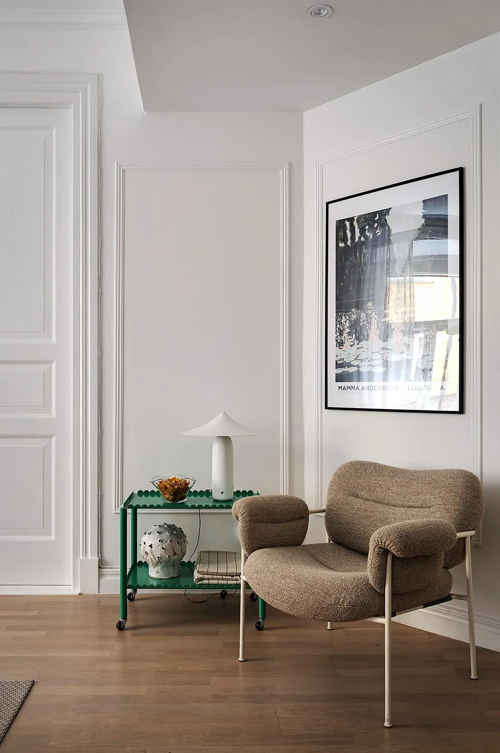 Appartement à l'ambiance pâle et pastel en Suède avec une cuisine bleue - Gallery image 18