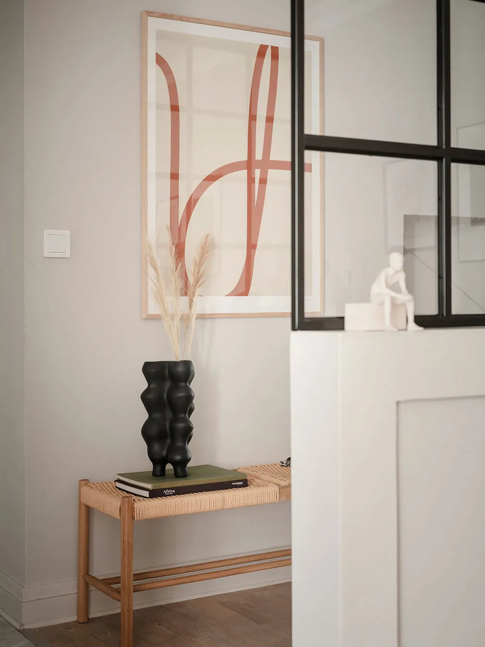 Schwedische Wohnung mit beigefarbenen Wohnzimmer und grauem Schlafzimmer (83 qm) - Gallery image 8