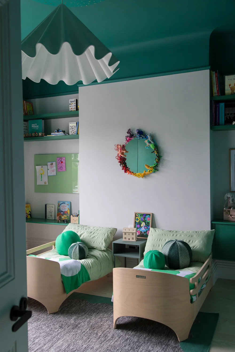 Intérieur tendance avec plafond rose à Londres - Gallery image 18