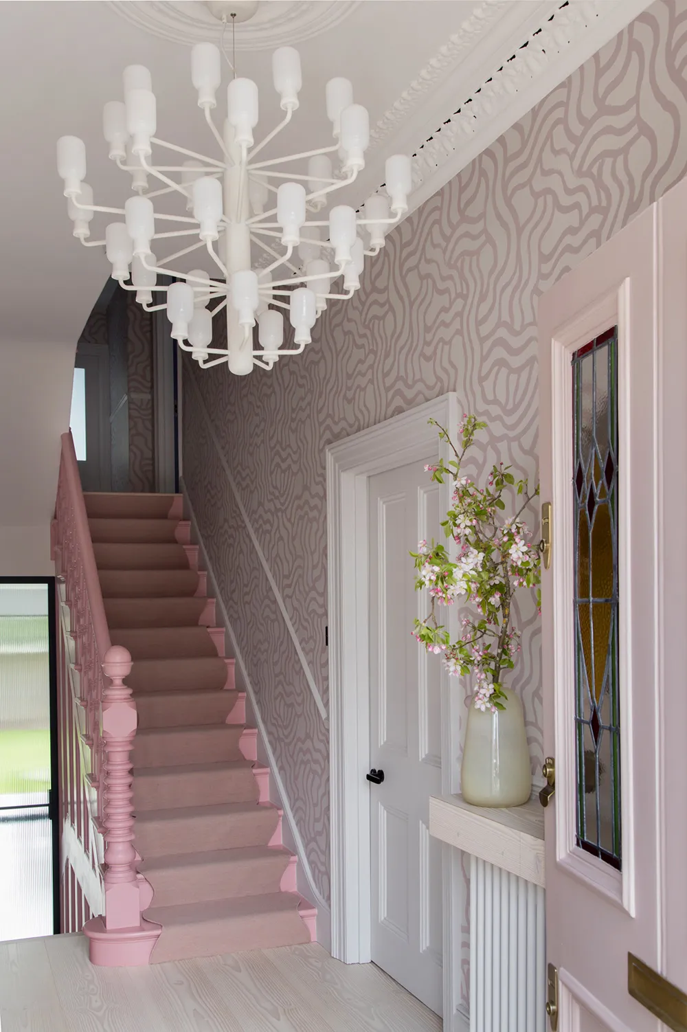 Intérieur tendance avec plafond rose à Londres - Gallery image 8