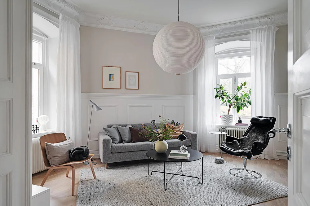 Appartement à l'ambiance pâle et pastel en Suède avec une cuisine bleue - Gallery image 2