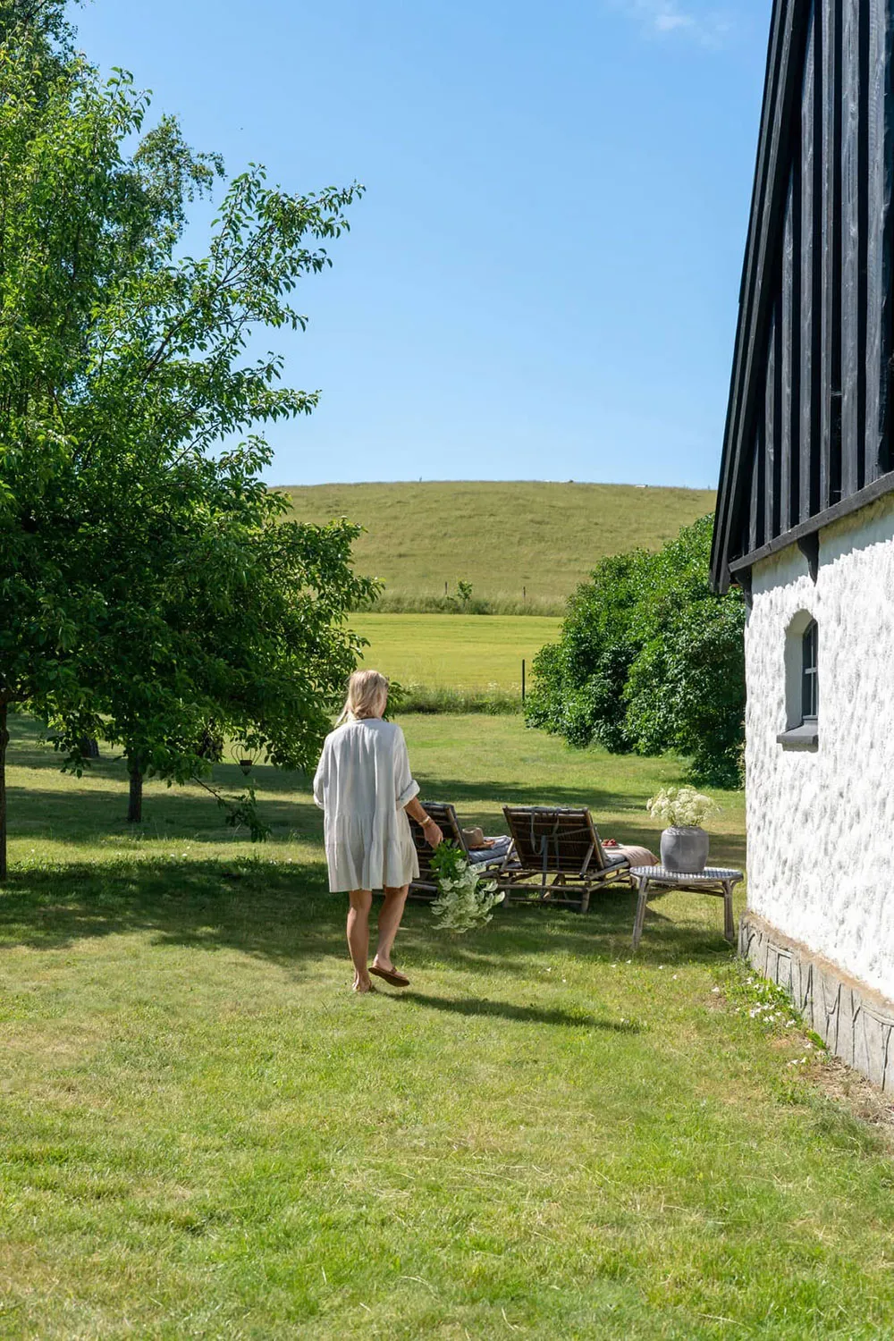 Sommerhaus mit Balken und ländlichem Interieur in Südschweden - Gallery image 1