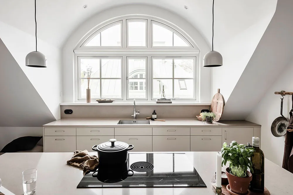 Luminosa y elegante apartamento de mansardas con ventanales de lujo en Suecia - Gallery image 3