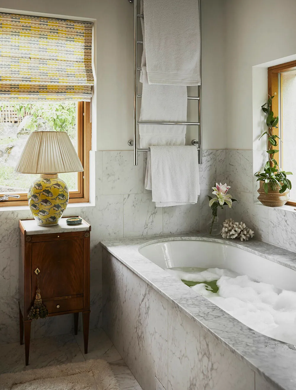 La green, el arte y las pinturas: un interior vibrante de una pareja creativa en los suburbios de Estocolmo - Gallery image 8