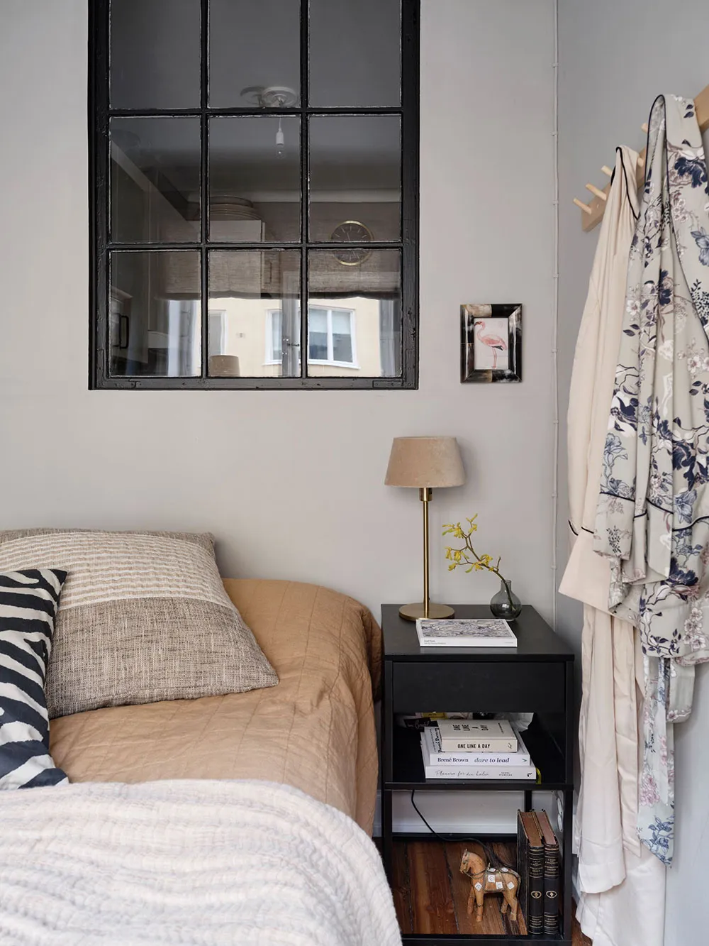 Petite appartement suédois avec mur bleu caractéristique et abondance de décoration (45 m²) - Gallery image 10