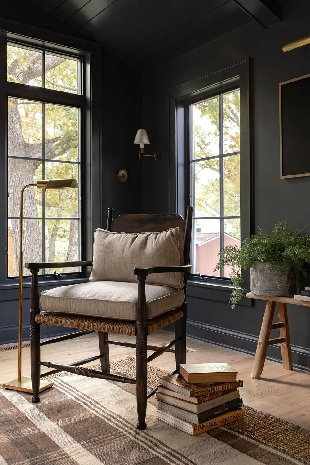 Песочная кухня и драматичная гостиная: уютная дача в Миннеаполисе - Gallery image 11