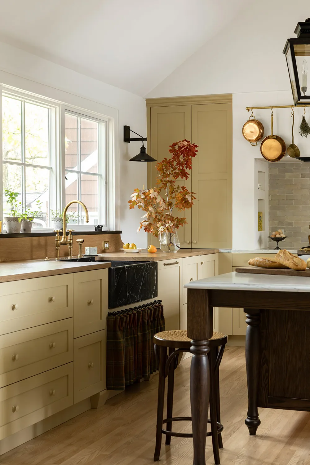 Песочная кухня и драматичная гостиная: уютная дача в Миннеаполисе - Gallery image 2