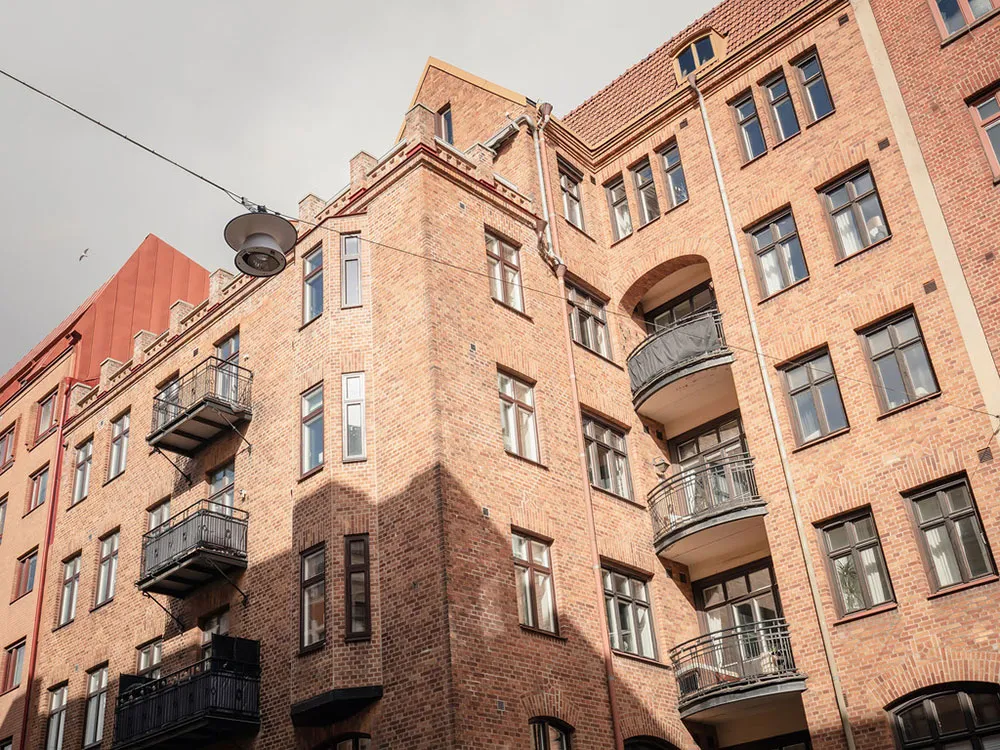 Schwedische Wohnung mit beigefarbenen Wohnzimmer und grauem Schlafzimmer (83 qm) - Gallery image 26