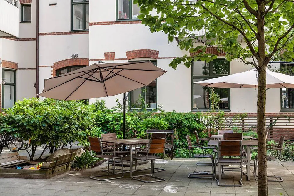 Żółty sofia i inne jaskrawe akcenty w wnętrzach mieszkania w Malmö - Gallery image 24