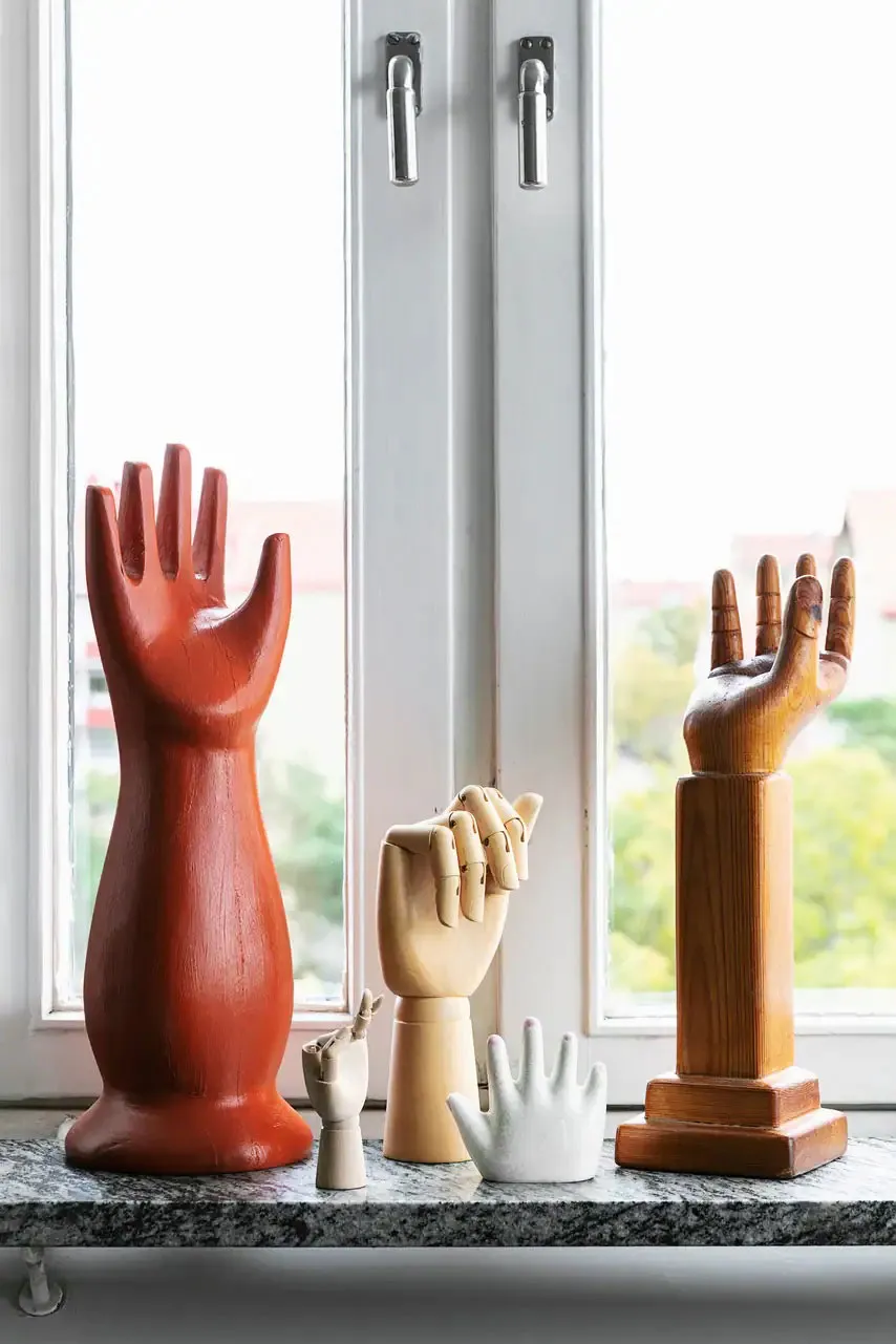 Bleu foncé dans le design d'un appartement scandinave - Gallery image 4