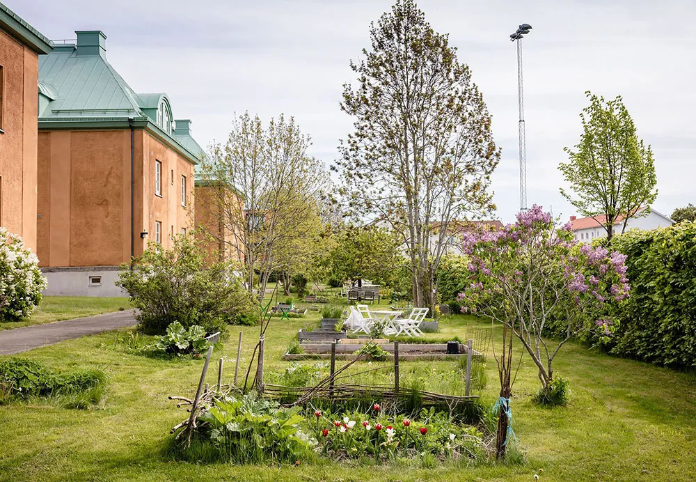 Luminosa y elegante apartamento de mansardas con ventanales de lujo en Suecia - Gallery image 36