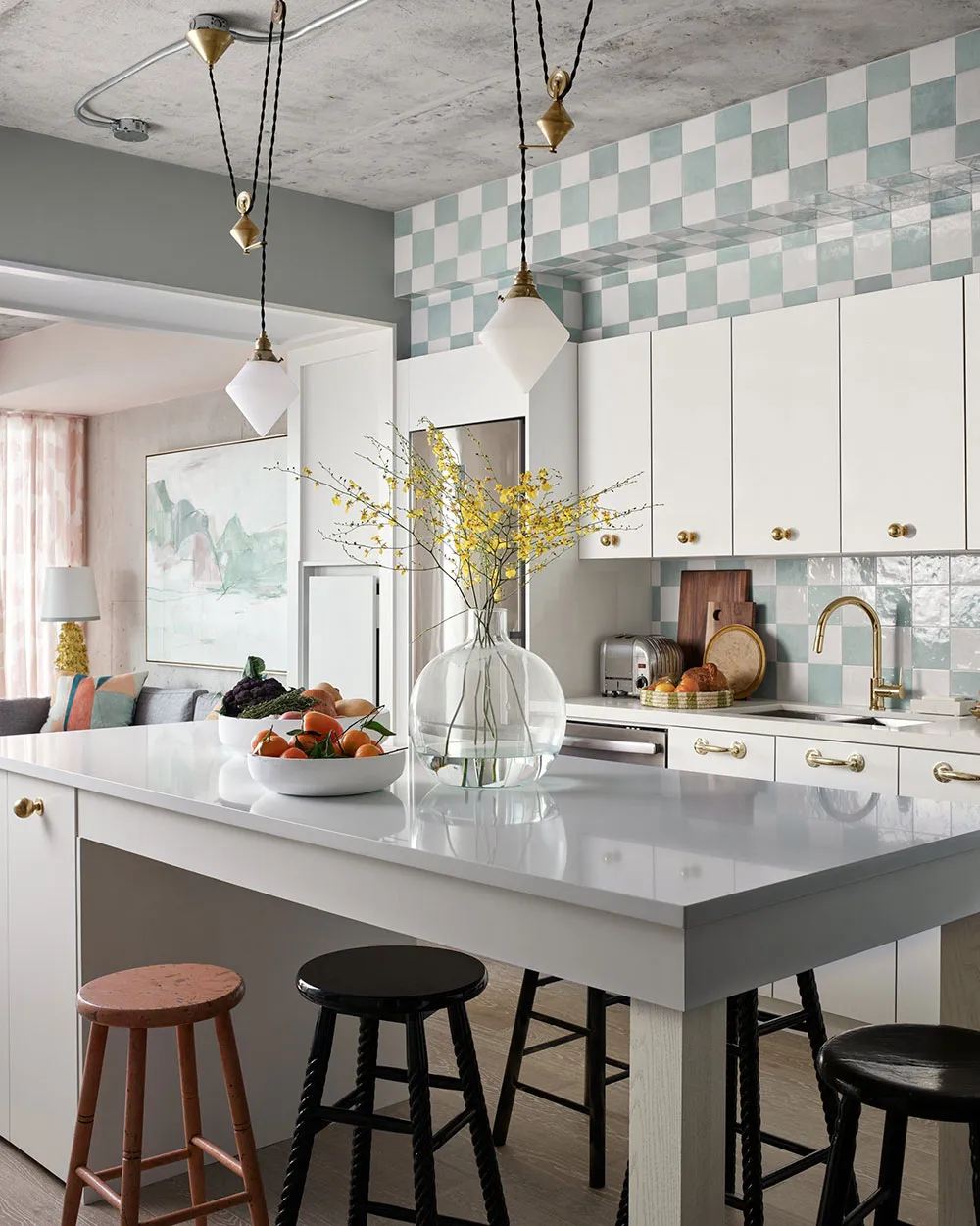 Клетчатая кухня и женственные нотки: индустриальный интерьер актрисы в Торонто - Gallery image 3