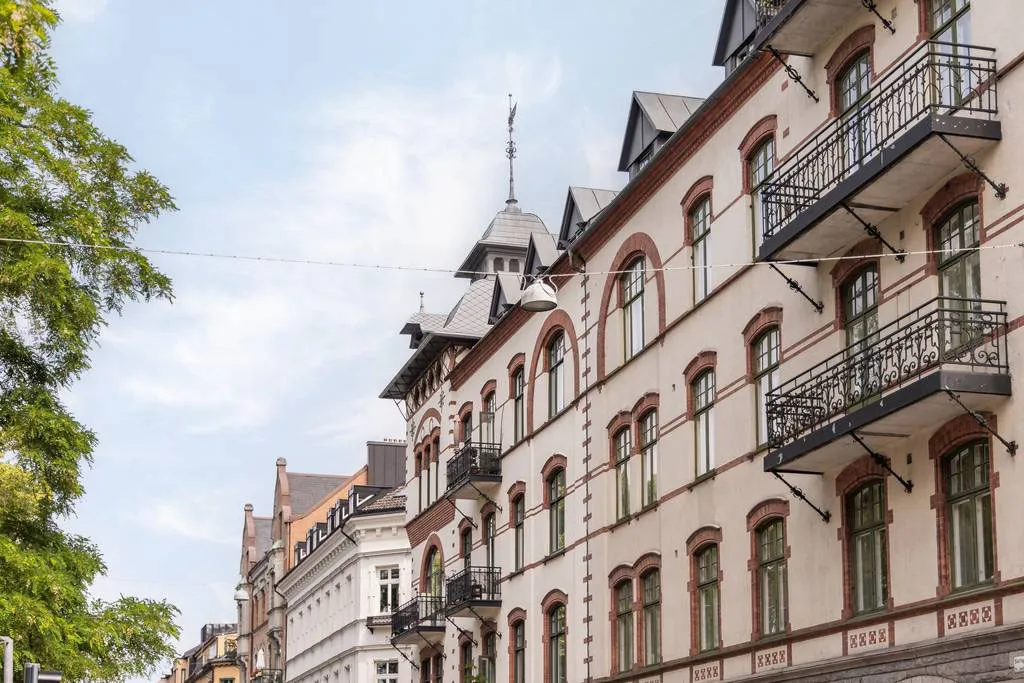 Żółty sofia i inne jaskrawe akcenty w wnętrzach mieszkania w Malmö - Gallery image 26