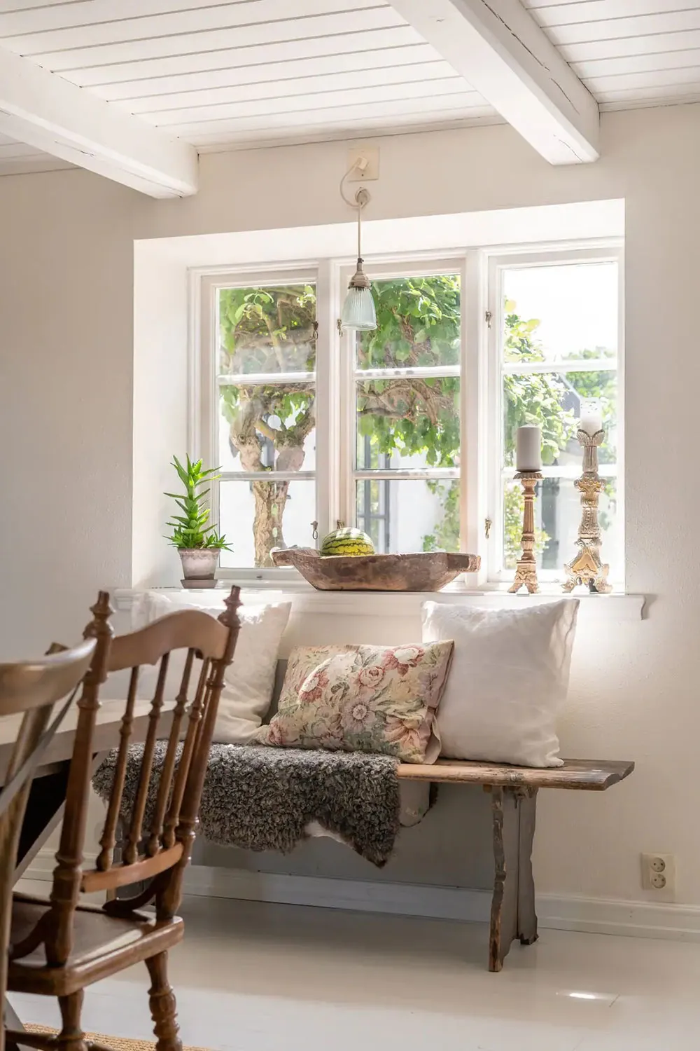 Sommerhaus mit Balken und ländlichem Interieur in Südschweden - Gallery image 9