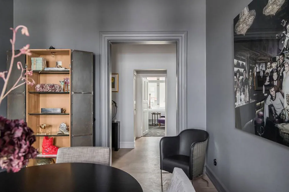 Żółty sofia i inne jaskrawe akcenty w wnętrzach mieszkania w Malmö - Gallery image 8