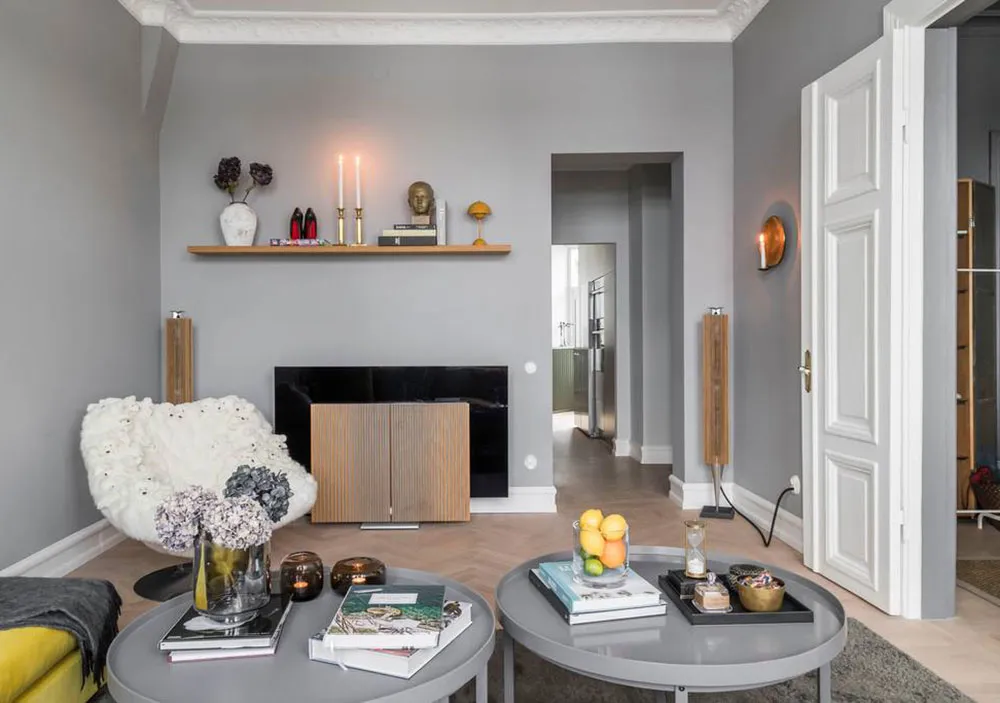 Żółty sofia i inne jaskrawe akcenty w wnętrzach mieszkania w Malmö - Gallery image 3