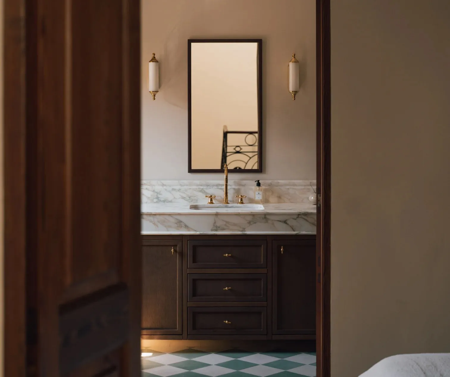 Eleganckie i atmosferyczne wnętrza domu typu townhouse XIX wieku na Majorce - Gallery image 13