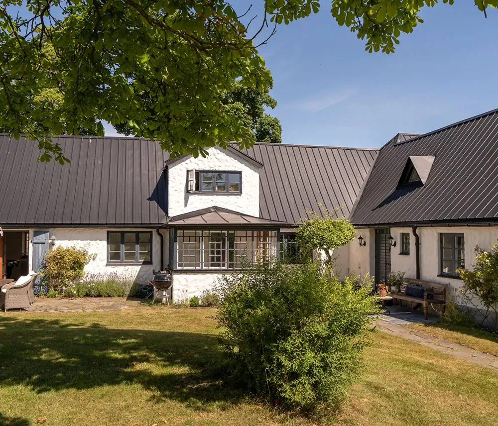 Sommerhaus mit Balken und ländlichem Interieur in Südschweden - Gallery image 2